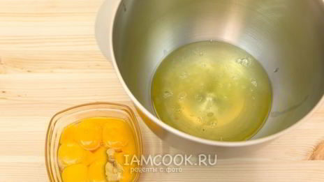 шоколадный торт с клубникой