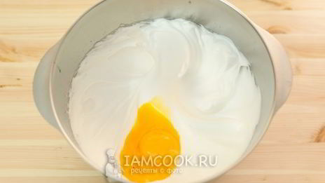 шоколадный торт с клубникой