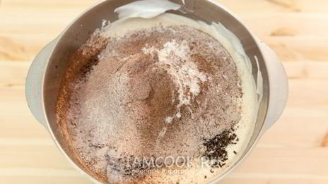 шоколадный торт с клубникой