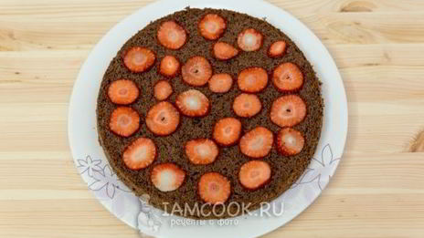 шоколадный торт с клубникой
