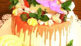 Торт бисквитный с творожным кремом и фруктами Именинный