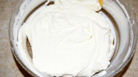 торт бисквитный с творожным кремом и фруктами именинный