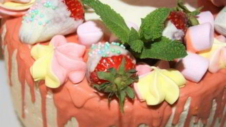 торт бисквитный с творожным кремом и фруктами именинный