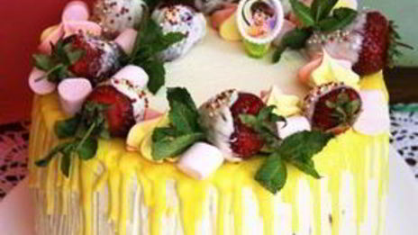 торт бисквитный с творожным кремом и фруктами именинный