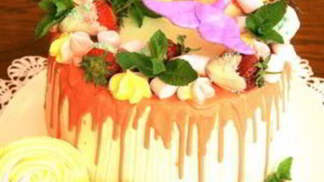 торт бисквитный с творожным кремом и фруктами именинный