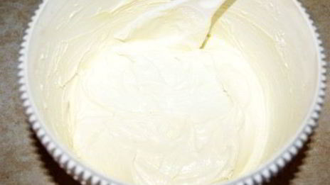 торт бисквитный с творожным кремом и фруктами именинный