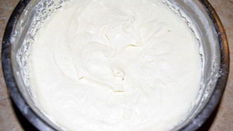 торт бисквитный с творожным кремом и фруктами именинный