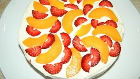 торт бисквитный с творожным кремом и фруктами именинный