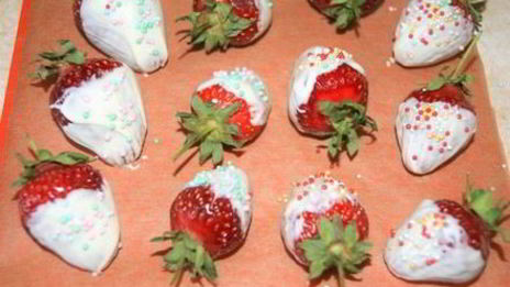 торт бисквитный с творожным кремом и фруктами именинный