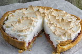 Торт с клубникой и безе