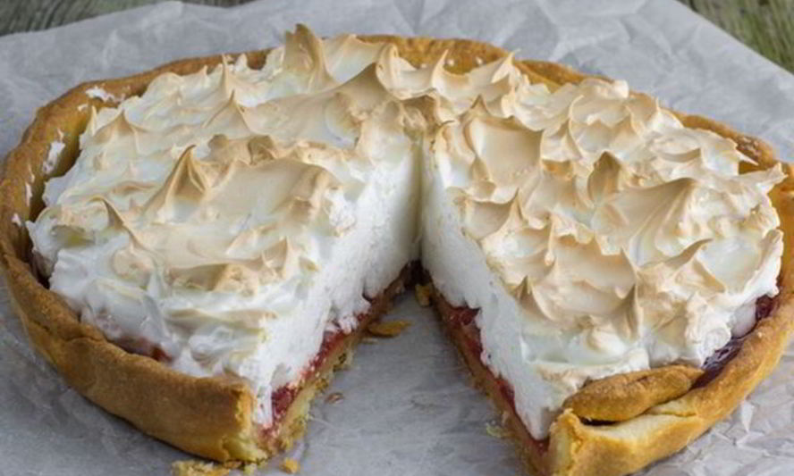 Рецепт торта с клубникой и безе