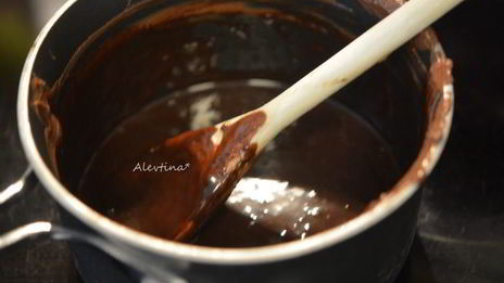 торт шоколадный с клубникой в шоколаде