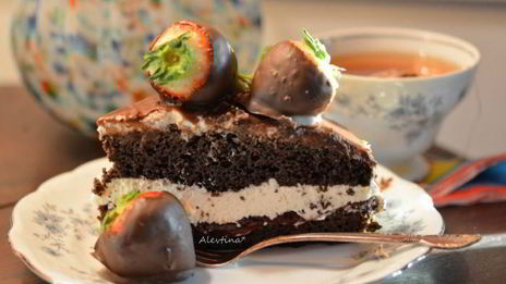 торт шоколадный с клубникой в шоколаде