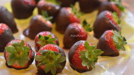 торт шоколадный с клубникой в шоколаде