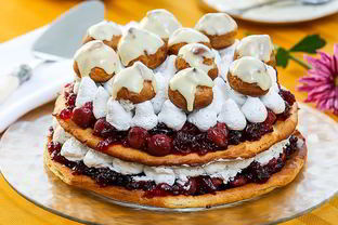 Торт со сливочным кремом и вишневым желе