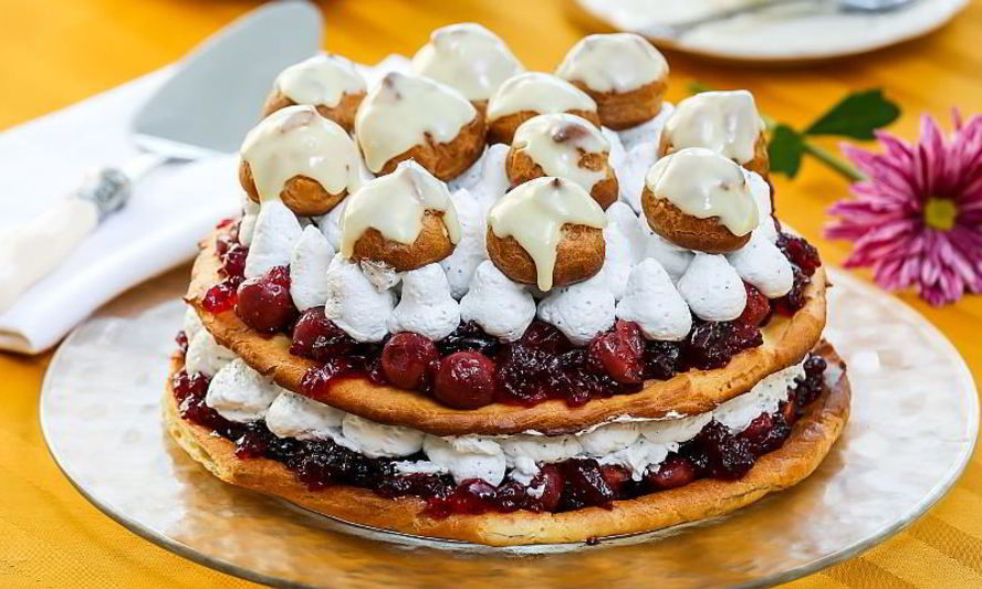 Рецепт торта со сливочным кремом и вишневым желе