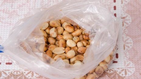 торт воздушный сникерс из песочного теста