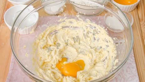 торт воздушный сникерс из песочного теста