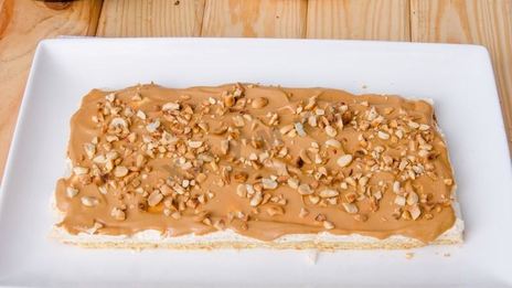 торт воздушный сникерс из песочного теста