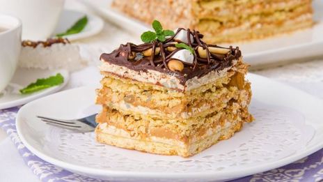 торт воздушный сникерс из песочного теста