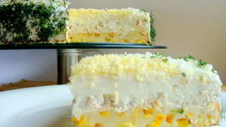 Закусочный сырно-сливочный торт с курицей