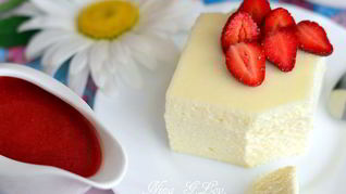 Двухслойная ванильная запеканка с ягодным соусом