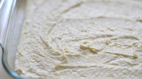 двухслойная ванильная запеканка с ягодным соусом