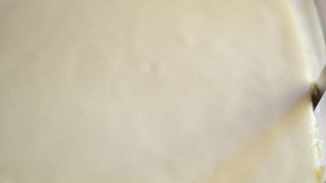 двухслойная ванильная запеканка с ягодным соусом