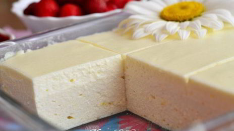 двухслойная ванильная запеканка с ягодным соусом