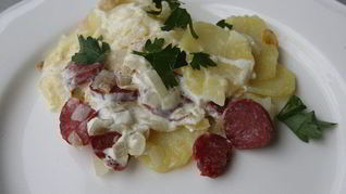 Картофельная запеканка с колбасками и сыром