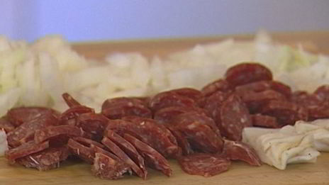 картофельная запеканка с колбасками и сыром