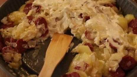 картофельная запеканка с колбасками и сыром