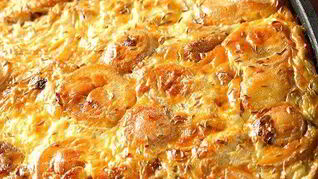 Картофельная запеканка с соленым огурцом