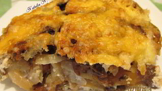 Картофельная запеканка с сосисками и грибами