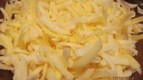 картофельная запеканка с сосисками и грибами