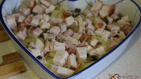 картофельная запеканка с варено-копченым куриным рулетом и сыром