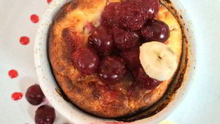 Легкая творожная запеканка с вишней