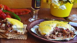 Мясная запеканка с соусом бешамель