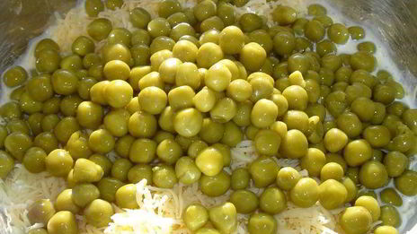 порционная запеканка с зеленым горошком