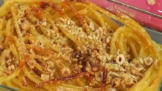 Сладкая запеканка из макарон с медом и орехами