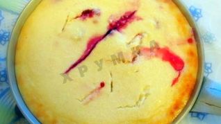 Творожная запеканка с ягодами под абрикосовым соусом