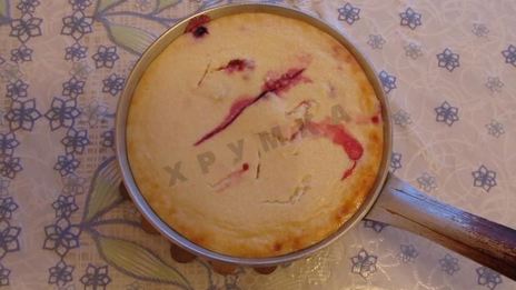 творожная запеканка с ягодами под абрикосовым соусом