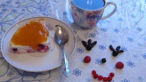 творожная запеканка с ягодами под абрикосовым соусом