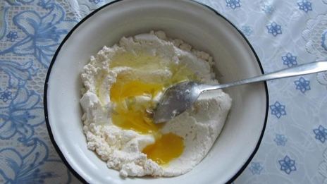 творожная запеканка с ягодами под абрикосовым соусом