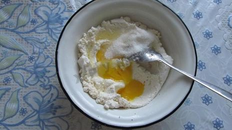 творожная запеканка с ягодами под абрикосовым соусом