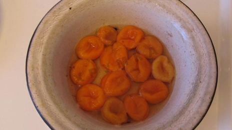 творожная запеканка с ягодами под абрикосовым соусом