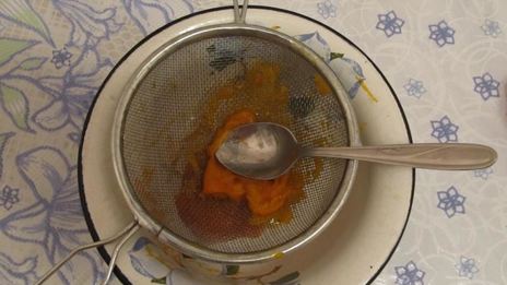 творожная запеканка с ягодами под абрикосовым соусом