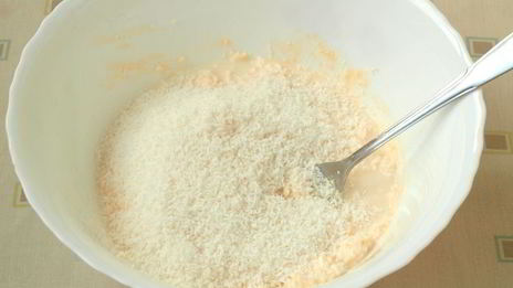 творожно-кокосовая запеканка со смородиной