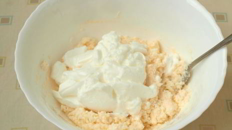 творожно-кокосовая запеканка со смородиной