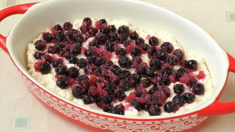 творожно-кокосовая запеканка со смородиной